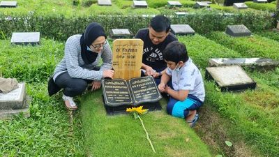 Australians returning to Indonesia for first time since COVID-19 hit mark Eid at gravesites