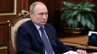 Putin believes he can't "afford to lose" in Ukraine, CIA chief says