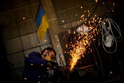 Protect the body: Ukraine volunteers craft armor, camouflage