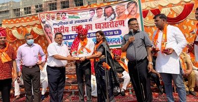 New Delhi: Former Mayor Preeti Agarwal hoisted 75 feet high national flag in Rohini