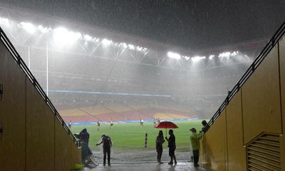 Wet weather system could cause flash flooding in Queensland and prolonged rain in Sydney, BoM says