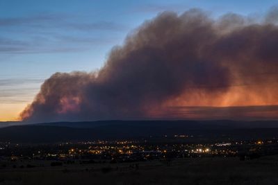 Strong winds batter New Mexico, complicating wildfire fight