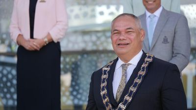 Gold Coast Mayor Tom Tate slams LNP and Labor, says he'll 'look at' voting for Clive Palmer in federal election