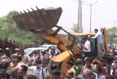 Delhi: MCD bulldozers at Shaheen Bagh, residents protest
