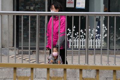 Shanghai tightens lockdown despite falling COVID cases