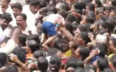 Women with babies jostle for sarees at Mother’s Day event of Congress