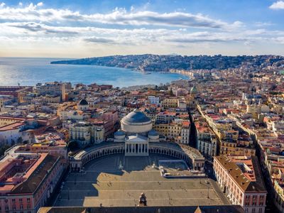 Tourist live streams her own mugging in Naples