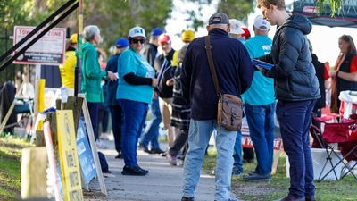 Federal election: More than 300,000 Australians cast ballots in first-day pre-polling - as it happened