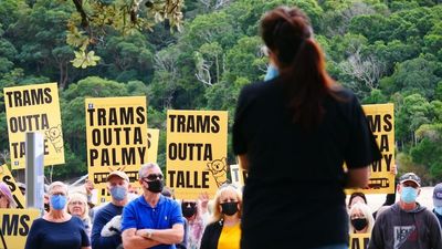 Karen Andrews voices opposition to Gold Coast light rail project, mayor Tom Tate slams 'arrogant backflip'