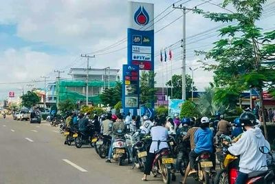 Long queues for petrol stations as fuel crisis hits Laos