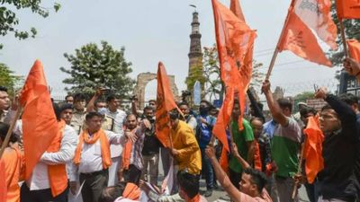 Right-wing group recites Hanuman Chalisa outside Delhi's Qutub Minar; 44 detained