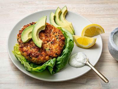 These diabetic-friendly salmon fishcakes only require six ingredients