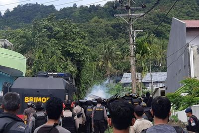 Indonesia police use water canon against Papua protesters