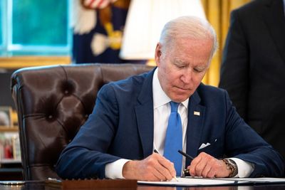 Biden gives green light to separate Covid-19 aid from Ukraine aid as Senate deliberates