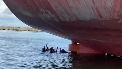 Drug smugglers strapping contraband to ships' hulls in bid to outsmart Australian port officials