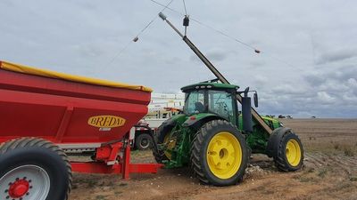 GPS oversight blamed for rise in tractor crashes with powerlines on South Australian farms