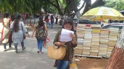 Navi Mumbai: Vashi locals urge NMMC to act against illegal hawkers