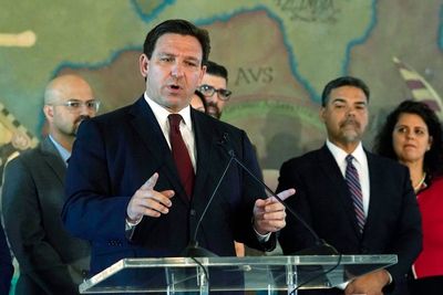 Judge announces he'll block DeSantis' redistricting plan