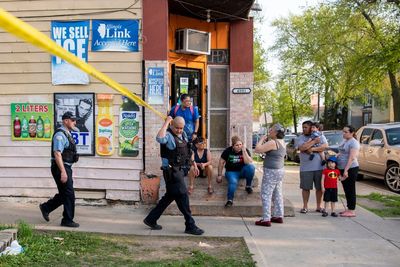 2 shootings leave 10 injured, 1 dead on Chicago's South Side