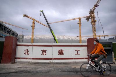 China fights economic slump, sticks to costly 'zero COVID'