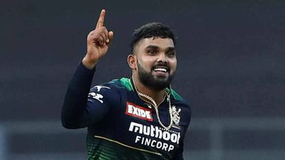 IPL 2022: Hasaranga is a good cricketer, as is Yuzvendra Chahal: Mike Hesson