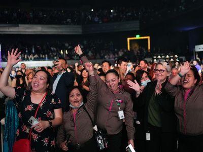 Las Vegas resort surprises thousands of workers with $5,000 bonus