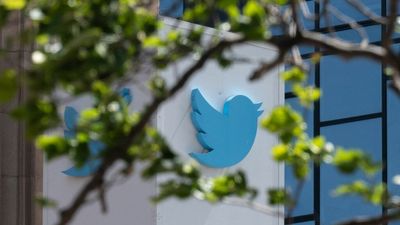 Twitter freezes hiring, rescinds some offers as top execs depart