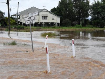 Intense rain to linger over flooded Qld