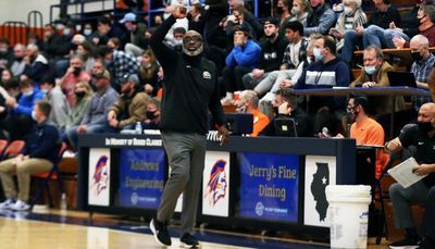 Simeon basketball coach Robert Smith will retire after next season