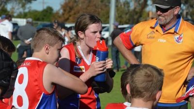 AFL grants exemption to 14-year-old Victorian girl to play footy with boys in mixed comp