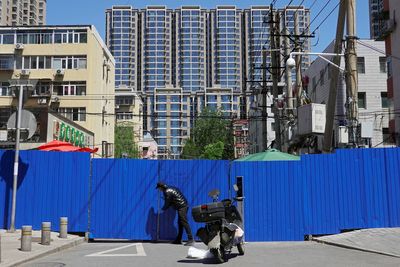 Shanghai aims to defeat COVID over next week as Beijing hunkers down