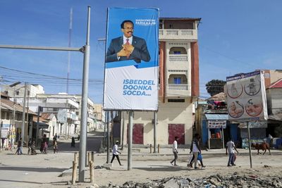 Behind blast walls, Somali parliament to choose new president