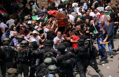 Israeli police beat mourners at funeral of slain Palestinian journalist