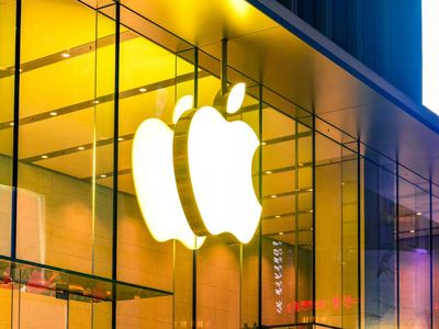 Apple Seeks To Persuade Store Workers Unionizing Not In Their Interests