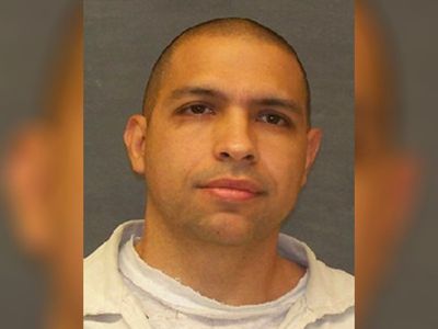 Convicted killer on the run in Texas after stabbing guard and escaping during prison transfer