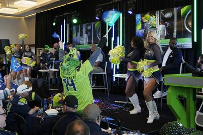 Twitter reacts to Russell Wilson’s return to Seattle Week 1 for MNF