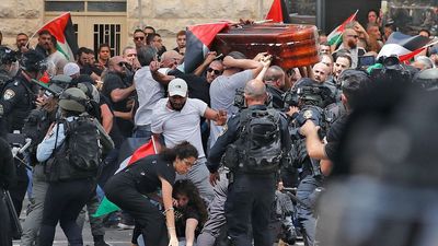 Israeli police beat Palestinian mourners at Shireen Abu Akleh funeral