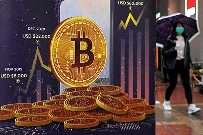 Bitcoin tumbles, a stablecoin plunges in wild week in crypto