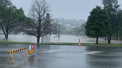 Rain easing over saturated Queensland as flood alert remains for Gympie, Warwick, BOM says