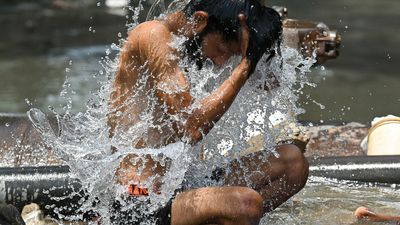 India swelters under ferocious spring heatwave