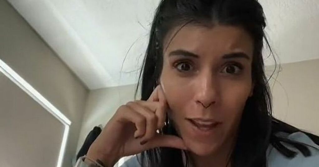 Woman reveals why she only showers once a week and…