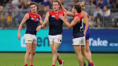 Melbourne beat West Coast by 74 points to extend winning streak, Gold Coast stun Fremantle