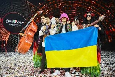 Ukrainian commentator celebrates Eurovision win from Kyiv bomb shelter - video