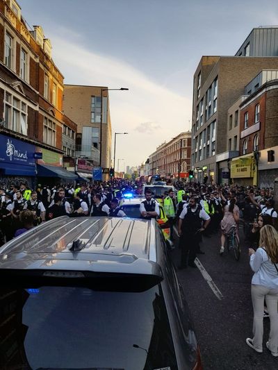 Dalston protest: Police clash with locals as officers attempt to arrest man on ‘immigration offences’
