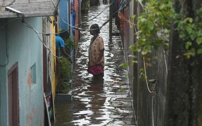 Heavy rain pounds Kerala, red alert in five districts