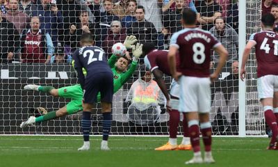 Manchester City held at West Ham after Riyad Mahrez fails from penalty spot