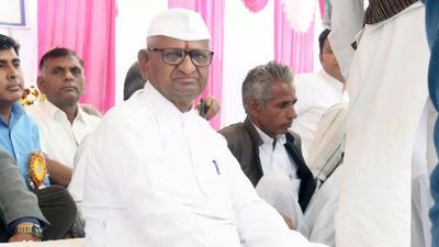 Enact Lokayukta law or step down from power: Anna Hazare tells Maharashtra govt