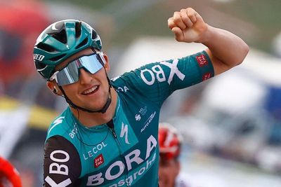 Giro d’Italia: Jai Hindley pips Richard Carapaz to stage nine win on Blockhaus climb