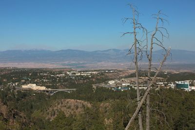 Low winds may help crews control huge New Mexico wildfire