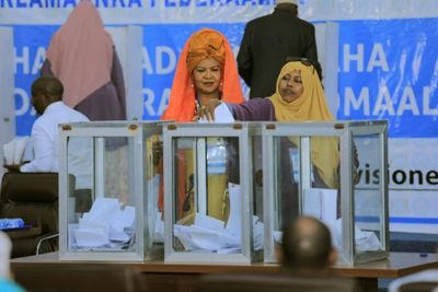 Somalia's leader battles his predecessor for presidency